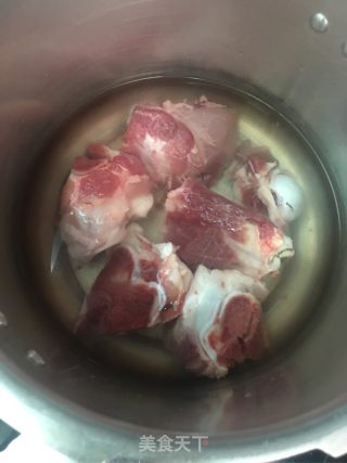 冬瓜薏米海带筒骨汤的做法步骤：2