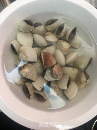 粉丝蒸白贝的做法步骤：1