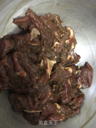 牛肉西芹的做法步骤：1