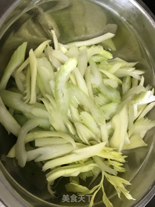 牛肉西芹的做法步骤：2