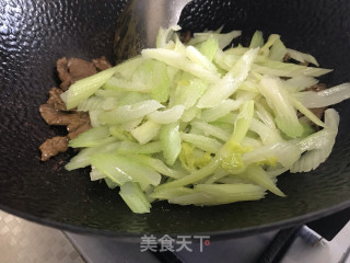 牛肉西芹的做法步骤：4