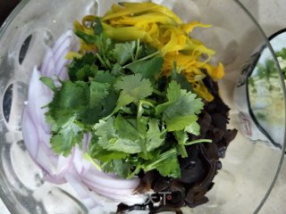 鲜黄花木耳拌粉丝的做法步骤：5