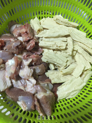 番鸭焖腐竹的做法步骤：1