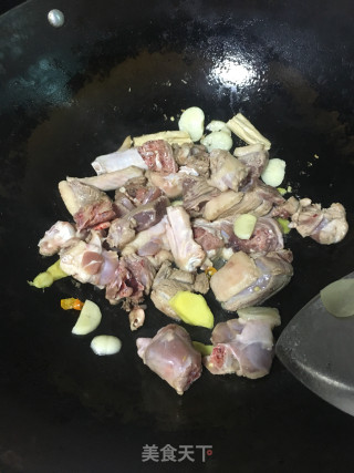 番鸭焖腐竹的做法步骤：4
