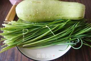 韭菜西葫芦鸡蛋馅蒸饺的做法步骤：2