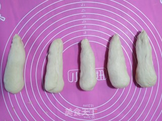 牛角豆沙面包的做法步骤：4