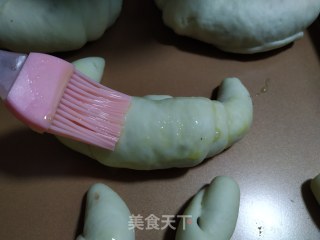 牛角豆沙面包的做法步骤：9