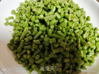肉丁炒豆角丁的做法步骤：1