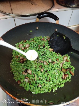 肉丁炒豆角丁的做法步骤：5