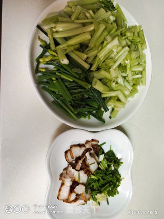 空心菜根炒五花肉片的做法步骤：1