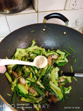 空心菜根炒五花肉片的做法步骤：3