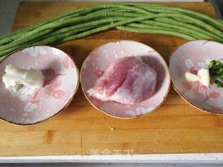 “肉食、荤菜”蒜蓉豇豆肉片的做法步骤：1