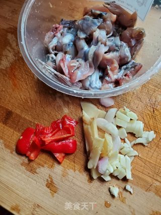 酱爆田鸡的做法步骤：2