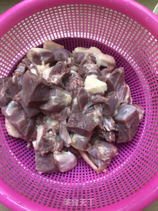 子姜焖鸭肉的做法步骤：1
