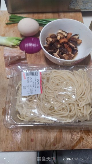 香菇鱿鱼炒凉面的做法步骤：1