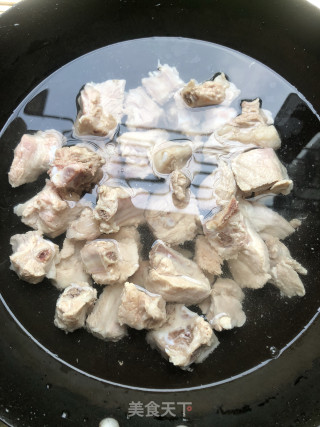 糖醋排骨的做法步骤：2