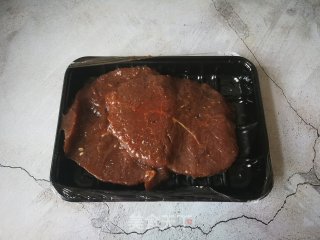 黑椒牛排炒青红椒的做法步骤：1