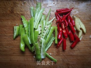 黑椒牛排炒青红椒的做法步骤：5