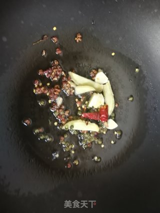 黑椒牛排炒青红椒的做法步骤：6