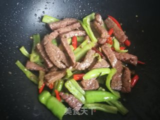 黑椒牛排炒青红椒的做法步骤：10