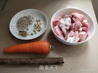 猪蹄山药薏米莲子汤的做法步骤：1