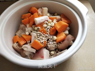 猪蹄山药薏米莲子汤的做法步骤：4