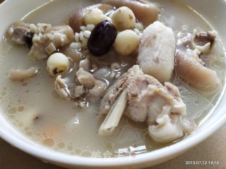 猪蹄山药薏米莲子汤的做法步骤：7