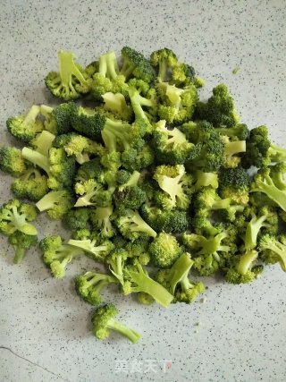 杏鲍菇炒西兰花的做法步骤：2