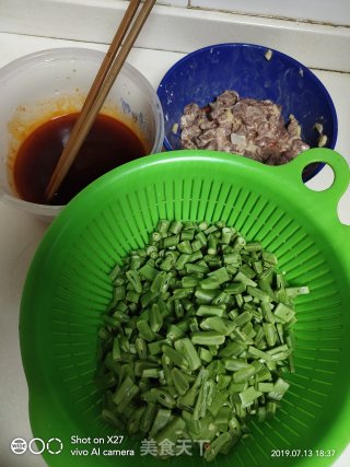 牛肉丁炒双豆的做法步骤：1