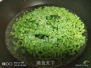 牛肉丁炒双豆的做法步骤：2