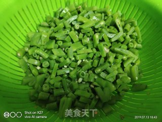 牛肉丁炒双豆的做法步骤：3
