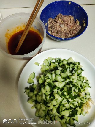 黄瓜丁炒牛肉丁的做法步骤：1
