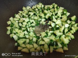 黄瓜丁炒牛肉丁的做法步骤：4