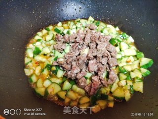 黄瓜丁炒牛肉丁的做法步骤：6