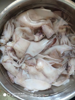 肉菜 荤菜  爆炒小鱿鱼的做法步骤：1