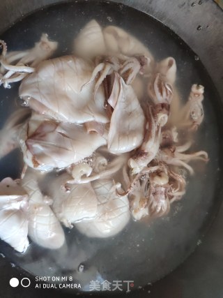 肉菜 荤菜  爆炒小鱿鱼的做法步骤：4