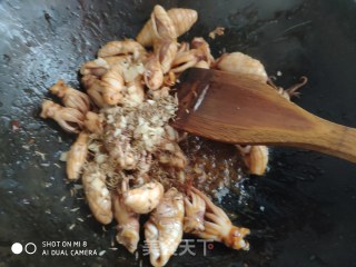 肉菜 荤菜  爆炒小鱿鱼的做法步骤：8