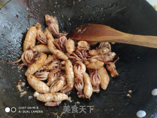 肉菜 荤菜  爆炒小鱿鱼的做法步骤：9