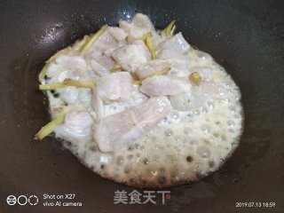 西红柿豆瓣巴沙鱼的做法步骤：2