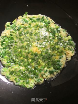 韭菜蛋饼的做法步骤：4