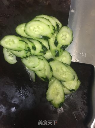 鸡蛋火腿炒青瓜的做法步骤：1