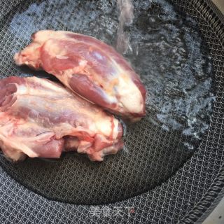 “肉食、荤菜”卤腱子肉的做法步骤：1