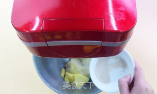 咸香无比的咸蛋黄肉松面包的做法步骤：2