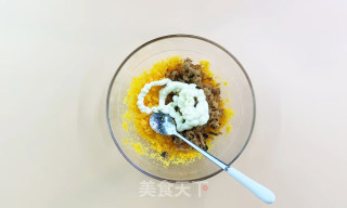 咸香无比的咸蛋黄肉松面包的做法步骤：4