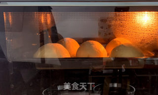 咸香无比的咸蛋黄肉松面包的做法步骤：7