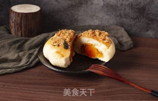 咸香无比的咸蛋黄肉松面包的做法步骤：8