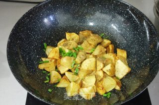 街头小吃孜然土豆（锅巴洋芋）的做法步骤：9