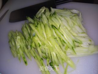 简易版拌凉皮的做法步骤：1