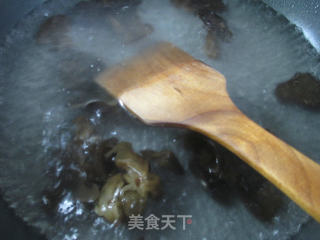 黑木耳炒洋葱的做法步骤：2