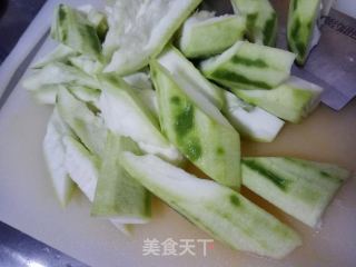 丝瓜炒鸡蛋的做法步骤：1
